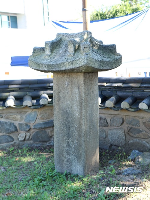 【충주=뉴시스】강신욱 기자 = 충북 충주시 성내동 관아공원(옛 충주읍성) 중원루 옆에는 대한제국기 마지막과 일제강점기 초대 충주군수를 지낸 서회보의 애민선정비가 있지만 친일인명사전 등에 올라 있는 서회보 관련 설명을 적은 안내판이 없어 시민과 관광객이 비석의 실체를 알지 못하고 있다. 2017.09.19. ksw64@newsis.com