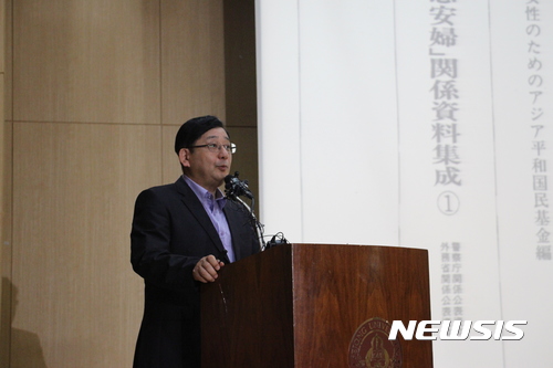 【서울=뉴시스】이예슬 기자 = 호사카 유지(61) 세종대 독도종합연구소장 겸 교양학부 교수는 19일 서울 능동로 세종대에서 연 기자회견에서 "일본 정부의 각 부처가 위안부를 만드는 과정에 시스템으로 포함돼 있어 법적 책임을 피할 길이 없다"고 주장했다. (제공=세종대)
