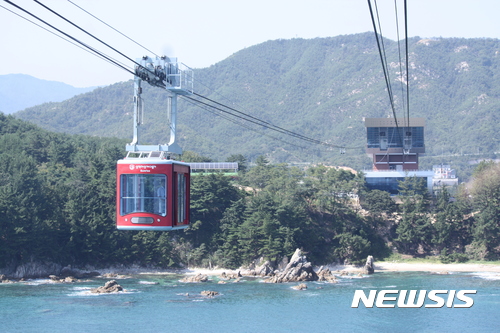 【삼척=뉴시스】강원 삼척시 장호항 해상케이블카(뉴시스 DB)