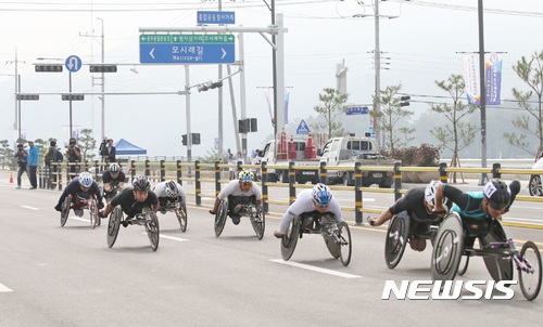 【충주=뉴시스】강신욱 기자 = 19일 37회 전국장애인체전 마지막 날 사이클 도로 경기가 펼쳐지고 있다. 2017.09.19. (사진=충주시 제공) photo@newsis.com