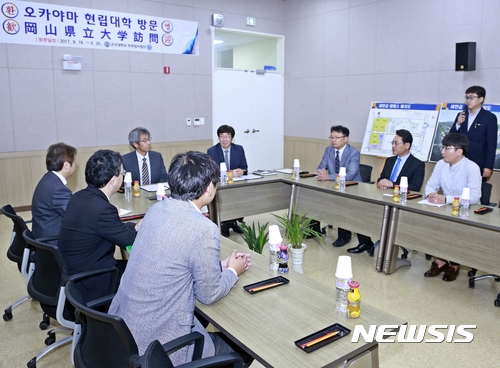 【군산=뉴시스】고석중 기자 = 군산대학교 산학융합공과대학이 일본 오카야마 현립대학과 국제교류 활성화 위한 협약을 체결하고 군산대 산학융합공과대학에서 체계적인 협력방안에 대해 논의했다고 19일 밝혔다. 2017.09.19. (사진= 군산대 제공) photo@newsis.com
