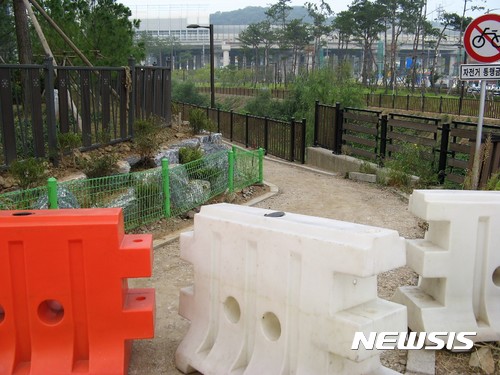 【시흥=뉴시스】이종일 기자 = 19일 오전 10시께 경기 시흥시 목감지구 퍼스트리움 아파트 단지 앞 하천 주변길이 '공사 중'이라는 이유로 막혀 있다.&nbsp; 주민들은 하천·도로 정비업무를 LH와 시흥시가 떠넘기고 있다며 비판하고 있다 2017.09.19.&nbsp; lji22356@newsis.com