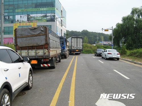 【시흥=뉴시스】이종일 기자 = 19일 오전 10시께 경기 시흥시 목감역(예정지) 사거리에서 수인선으로 가는 차도가 막혀 있다. 주민들은 하천·도로 정비업무를 LH와 시흥시가 떠넘기고 있다며 반발하고 있다 2017.09.19. lji22356@newsis.com