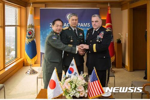 【서울=뉴시스】정윤아 기자 =19일 한미일 육군총장이 제10차 태평양지역 육군참모총장회의에서 3국 총장회의를 갖고 공동협력을 다짐하며 기념촬영을 하고 있다(사진제공=육군)