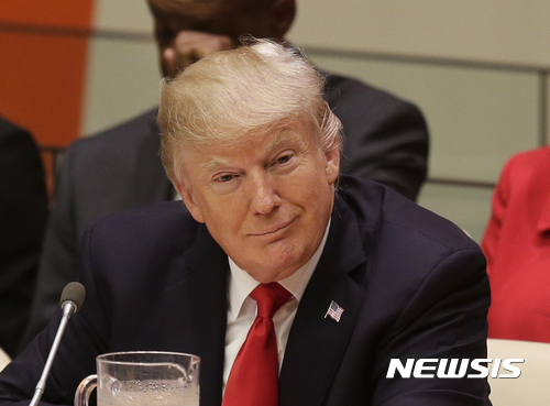 【유엔=AP/뉴시스】도널드 트럼프 미국 대통령이 18일(현지시간) 유엔 개혁회의에 참석하고 있다.&nbsp; 2017.09.19 