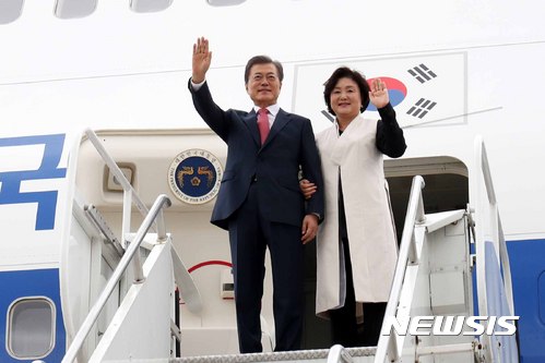 【성남=뉴시스】전신 기자 = 문재인 대통령과 부인 김정숙 여사가 18일(현지시각) 뉴욕 JFK 공항에 도착해 손을 흔들어 인사하고 있다. 2017.09.18.&nbsp; photo1006@newsis.com