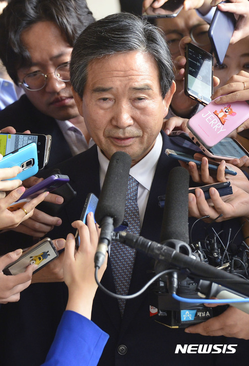【서울=뉴시스】최동준 기자 = 비자금 조성, 채용비리 혐의를 받고 있는 하성용 전 한국항공우주산업(KAI) 사장이 19일 오전 서울 서초구 서울중앙지방검찰청으로 조사를 받기 위해 출석하고 있다. 2017.09.19. photocdj@newsis.com