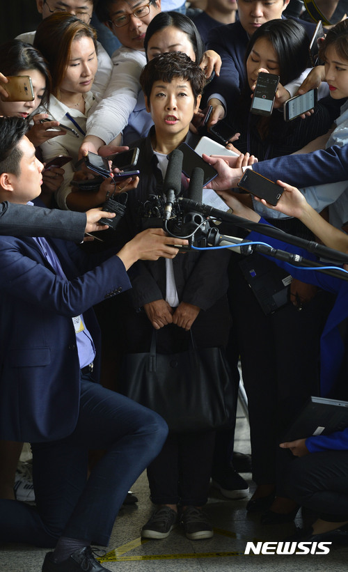 【서울=뉴시스】최동준 기자 = 방송인 김미화 씨가 19일 오전 이명박 정부 시절 블랙리스트 관련 참고인 조사를 받기 위해 서울 서초구 서울중앙지방검찰청으로 들어서며 취재진 질문에 답변하고 있다. 2017.09.19. photocdj@newsis.com