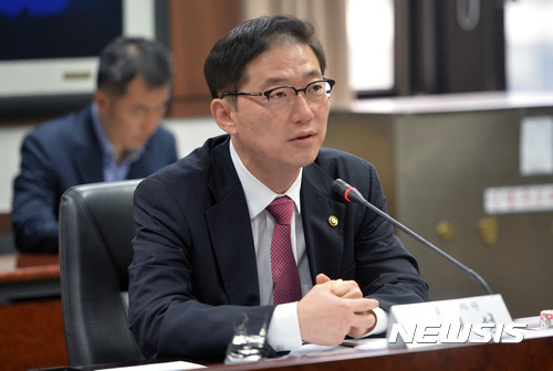 【서울=뉴시스】김선웅 기자 = 19일 오전 서울 종로구 정부서울청사에서 열린 제3차 북한인권정책협의회에서 천해성 통일부 차관이 모두발언을 하고 있다. 문재인 정권 출범 이후 처음 열린 북한인권정책협의회는 통일부, 외교부, 법무부 등 북한 인권 관계부처가 참여했으며 북한인권재단 출범, 탈북민 인권 문제 등의 논의됐다. 2017.09.19. mangusta@newsis.com