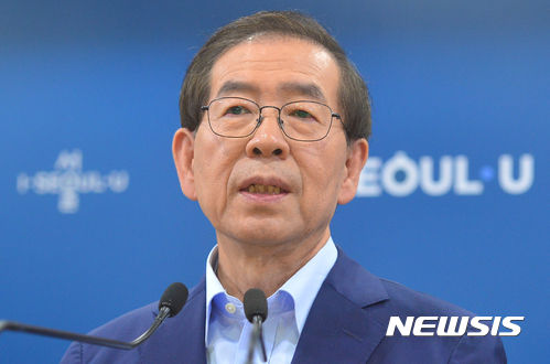 【서울=뉴시스】고승민 기자 = 박원순 서울시장이 19일 오전 서울시청 기자실에서 민주당 적폐청산 TF회의 관련 기자회견을 하고 있다. 박 시장은 기자회견에서 "서울시와 저의 이름으로 이명박 전 대통령을 고소한다"며 "당시 국정원의 박원순 제압 문건 등과 관련 이 전 대통령은 권한과 지위를 남용해 국가의 근간을 흔들고 민주주의 본질을 훼손했다"고 밝혔다. 2017.09.19. kkssmm99@newsis.com