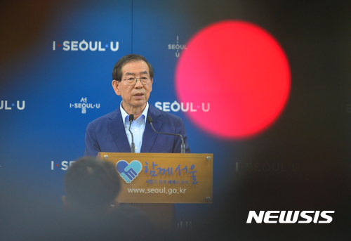 【서울=뉴시스】고승민 기자 = 박원순 서울시장이 19일 오전 서울시청 기자실에서 민주당 적폐청산 TF회의 관련 기자회견을 하고 있다. 박 시장은 기자회견에서 "서울시와 저의 이름으로 이명박 전 대통령을 고소한다"며 "당시 국정원의 박원순 제압 문건 등과 관련 이 전 대통령은 권한과 지위를 남용해 국가의 근간을 흔들고 민주주의 본질을 훼손했다"고 밝혔다. 2017.09.19. kkssmm99@newsis.com