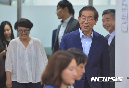 【서울=뉴시스】고승민 기자 = 박원순 서울시장이 19일 오전 서울시청 기자실에서 적폐청산 TF회의 관련 기자회견을 하기 위해 연단에 들어서고 있다. 박 시장은 기자회견에서 "서울시와 저의 이름으로 이명박 전 대통령을 고소한다"며 "당시 국정원의 박원순 제압 문건 등과 관련 이 전 대통령은 권한과 지위를 남용해 국가의 근간을 흔들고 민주주의 본질을 훼손했다"고 밝혔다. 2017.09.19. kkssmm99@newsis.com