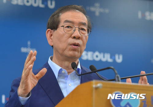 【서울=뉴시스】고승민 기자 = 박원순 서울시장이 19일 오전 서울시청 기자실에서 민주당 적폐청산 TF회의 관련 기자회견을 하고 있다.&nbsp; 박 시장은 기자회견에서 "서울시와 저의 이름으로 이명박 전 대통령을 고소한다"며 "당시 국정원의 박원순 제압 문건 등과 관련 이 전 대통령은 권한과 지위를 남용해 국가의 근간을 흔들고 민주주의 본질을 훼손했다"고 밝혔다. 2017.09.19.&nbsp; kkssmm99@newsis.com 