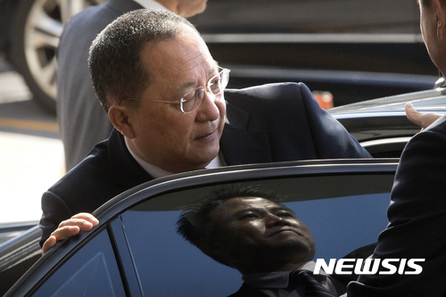 【평양=AP/뉴시스】리용호 북한 외무상(왼쪽)이 19일 중국 베이징 국제공항에 도착해 차에 올라타고 있다. 리 외무상은 유엔 총회 참석을 위해 베이징을 거쳐 미국 뉴욕으로 향할 예정이다. 2017.09.19 