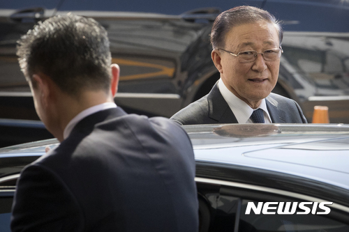 【평양=AP/뉴시스】지재룡 주중 북한대사가 19일 중국 베이징 국제공항에서 리용호 외무상 영접을 마친 후 자동차에 올라타고 있다. 2017.09.19 