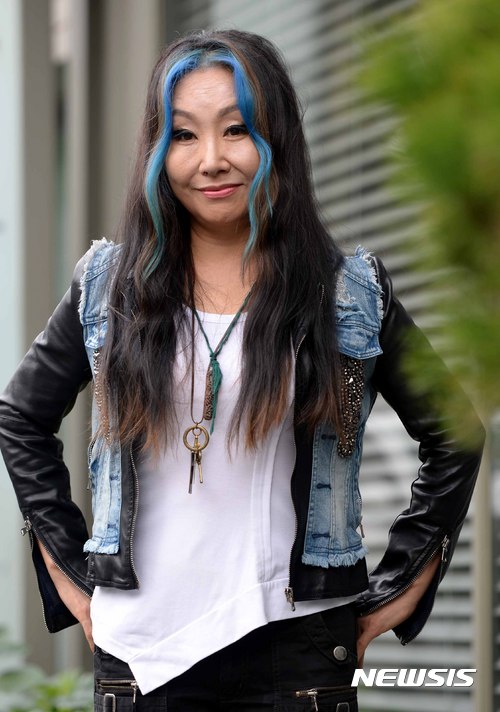 【서울=뉴시스】고범준 기자 = 가수 한영애가 19일 오전 서울 중구 정동 인근의 한 음식점에서 뉴시스와 인터뷰에 앞서 포즈를 취하고 있다. 한영애는 오는 10월 7일(토) 세종문화회관 M씨어터에서 개최되는 '2017 한영애콘서트 바람' 서울공연을 기점으로 전국투어를 한다. 2017.09.19. bjko@newsis.com