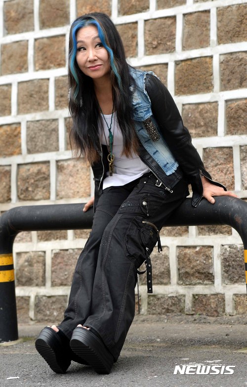 【서울=뉴시스】고범준 기자 = 가수 한영애가 19일 오전 서울 중구 정동 인근의 한 음식점에서 뉴시스와 인터뷰에 앞서 포즈를 취하고 있다. 한영애는 오는 10월 7일(토) 세종문화회관 M씨어터에서 개최되는 '2017 한영애콘서트 바람' 서울공연을 기점으로 전국투어를 한다. 2017.09.19. bjko@newsis.com