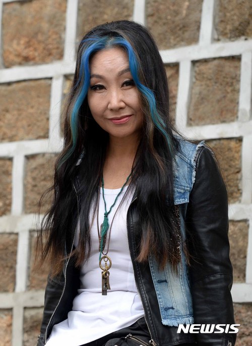 【서울=뉴시스】고범준 기자 = 가수 한영애가 19일 오전 서울 중구 정동 인근의 한 음식점에서 뉴시스와 인터뷰에 앞서 포즈를 취하고 있다. 한영애는 오는 10월 7일(토) 세종문화회관 M씨어터에서 개최되는 '2017 한영애콘서트 바람' 서울공연을 기점으로 전국투어를 한다. 2017.09.19. bjko@newsis.com