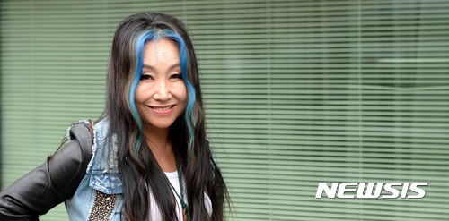 【서울=뉴시스】고범준 기자 = 가수 한영애가 19일 오전 서울 중구 정동 인근의 한 음식점에서 뉴시스와 인터뷰에 앞서 포즈를 취하고 있다. 한영애는 오는 10월 7일(토) 세종문화회관 M씨어터에서 개최되는 '2017 한영애콘서트 바람' 서울공연을 기점으로 전국투어를 한다. 2017.09.19. bjko@newsis.com