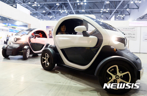 【안양=뉴시스】 = 경기 안양시는 올해 전기차 구매비 지원 등 지원 규모를 지난해보다 두 배 가까이 늘리는 등 대기오염 개선에 나선다. 사진은 지난해 9월 '2017 대한민국 에너지대전'에 전시된 전기차. 2018.01.28. (뉴시스 자료사진) photo@newsis.com