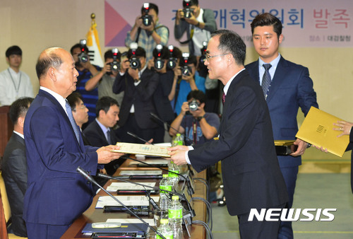 【서울=뉴시스】최동준 기자 = 문무일 검찰총장이 지난해 9월19일 서울 서초구 대검찰청에서 열린 검찰개혁위원회 발족식에서 위원장인 송두환 전 헌법재판관에게 위촉장을 수여하고 있다. 2017.09.19. photocdj@newsis.com