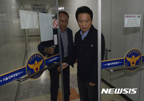 【서울=뉴시스】최진석 기자 = 남경필 경기도지사가 19일 오후 서울 성북구 서울성북경찰서에서 마약류 관리에 관한 법률 위반 혐의로 구속된 장남의 면회에 앞서 챙겨온 옷가지를 경찰에게 전달한 뒤 면회실로 이동하고 있다. 필로폰을 밀반입해 투약한 혐의를 받고 있는 남 도지사의 장남 남모(26)씨는 이날 구속됐다. 2017.09.19. myjs@newsis.com