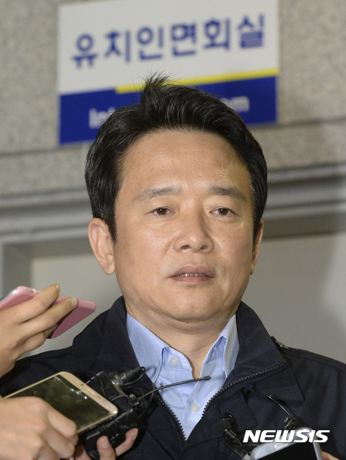 【서울=뉴시스】최진석 기자 = 남경필 경기도지사가 19일 오후 서울 성북구 서울성북경찰서 유치인면회실에서 마약류 관리에 관한 법률 위반 혐의로 구속된 장남의 면회를 마친 뒤 취재진의 질문에 답하고 있다. 필로폰을 밀반입해 투약한 혐의를 받고 있는 남 도지사의 장남 남모(26)씨는 이날 구속됐다. 2017.09.19. myjs@newsis.com