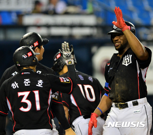 【서울=뉴시스】박주성 기자 = 19일 오후 서울 잠실야구장에서 열린 2017 KBO 리그 KT 위즈 대 LG 트윈스의 경기, 9회초 원아웃 주자 만루 KT 로하스가 만루 홈런을 치고 팀 동료들과 기쁨을 나누고 있다. 2017.09.19. park7691@newsis.com