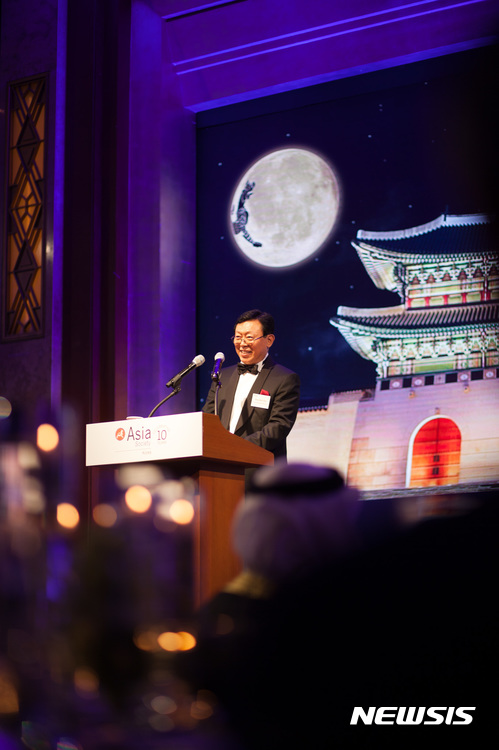 【서울=뉴시스】김종민 기자 = 신동빈 롯데그룹 회장이 19일 저녁 서울 소공동 롯데호텔에서 개최된 아시아소사이어티 코리아 10주년 행사에서 환영사를 하고 있다.&nbsp; 사진=롯데 제공 jmkim@newsis.com