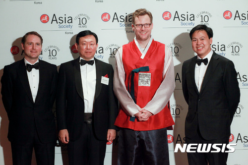 【서울=뉴시스】김종민 기자 = 신동빈(왼쪽에서 두번째) 롯데그룹 회장이 19일 저녁 서울 소공동 롯데호텔에서 개최된 아시아소사이어티 코리아 10주년 기념행사에서 찰스 록펠러(왼쪽에서 세번째)&nbsp; 글로벌 아시아소사이어티 이사 등 참석자들과 기념촬영을 하고 있다. 사진=롯데그룹 제공jmkim@newsis.com