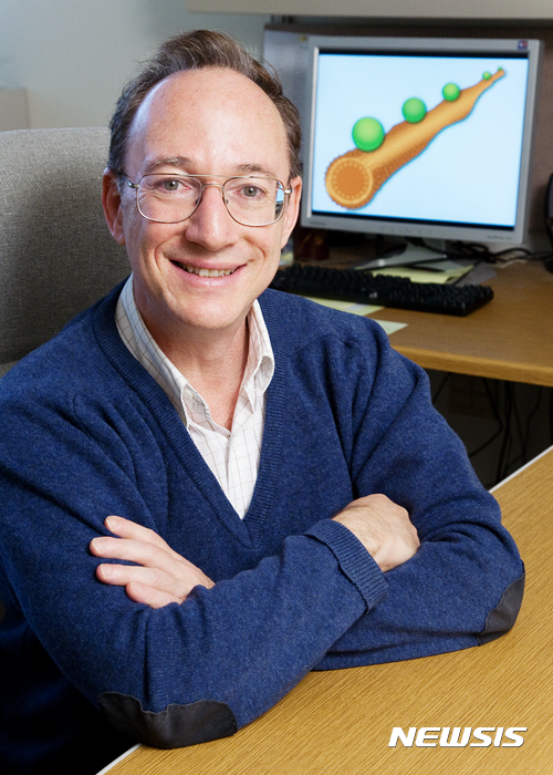 【울산=뉴시스】구미현 기자 = UNIST 자연과학부 스티브  그래닉(Steve Granick) 특훈교수 연구팀이 매우 얇고 투명한 그래핀 주머니를 만들어 유기 고분자(Polymer)의 움직임을 보는데 성공했다. 사진은 스티브 그래닉 교수 모습. (사진=UNIST 제공) photo@newsis.com