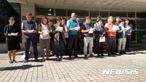 【서울=뉴시스】 심동준 기자 = 사드한국배치저지전국행동 등 시민단체가 20일 오전 서울 영등포구 한강성심병원 앞에서 긴급 기자회견을 열고 있다. 