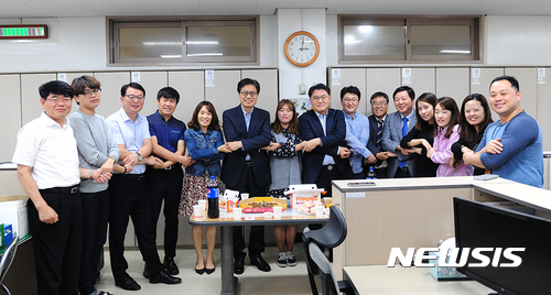 【대전=뉴시스】 충남대 오덕성 총장이 교무과를 방문, 직원들과 기념촬영을 하고 있다.(사진=충남대 제공)