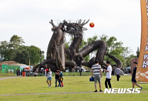 【김제=뉴시스】고석중 기자 = 20일 전북 김제 벽골제에서 '2017 김제 지평선축제'가 개막한 가운데 쌍룡마당 광장에 관광객들이 모여들고 있다. 2017.09.20. k9900@newsis.com