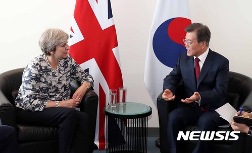 【뉴욕(미국)=뉴시스】전신 기자 = 문재인 대통령이 19일(현지시각) 미국 뉴욕 유엔 회의장 영국 대표단실에서 테리사 메이 영국 총리와 정상회담을 하고 있다. 2017.09.20. photo1006@newsis.com