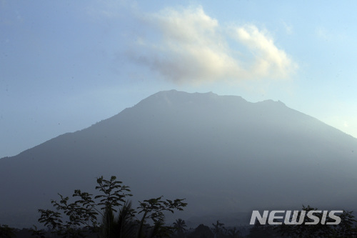 【발리(인도네시아)=AP/뉴시스】지난 9월20일 인도네시아 발리의 아궁 화산 모습. 아궁 화산이 4000m 상공까지 화산재를 내뿜는 등 26일에도 분화를 계속하면서 인도네시아 재난관리 당국은 26일 비행경보를 적색 경보로 상향했다. 제트스타와 KLM, 콴타스, 버진항공 등 일부 항공사들이 발리를 잇는 항공편 일부를 취소, 많은 관광객들이 발리 국제공항에 발이 묶여 있다. 2017.11.26