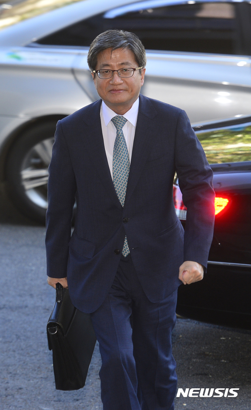 【서울=뉴시스】전진환 기자 = 김명수 대법원장 후보자가 20일 오전 서울 서초구 사법발전재단에 마련된 사무실로 출근하고 있다. 국회는 오는 21일 본회의를 열어 대법원장 후보자의 임명동의안을 표결한다. 2017.09.20. amin2@newsis.com