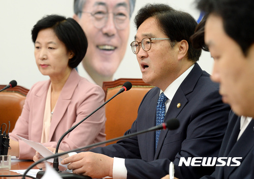 【서울=뉴시스】박영태 기자 = 우원식 더불어민주당 원내대표가 20일 오전 서울 영등포구 여의도 국회 더불어민주당 당대표회의실에서 진행된 최고위원회의에서 모두발언을 하고 있다. 2017.09.20.since1999@newsis.com