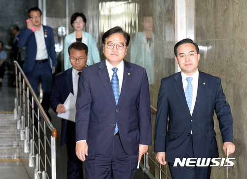 【서울=뉴시스】박영태 기자 = 우원식 더불어민주당 원내대표와 박홍근 원내수석부대표가 20일 오전 서울 영등포구 여의도 국회에서 진행된 더불어민주당 비공개 의원총회에 참석하고 있다. 2017.09.20.since1999@newsis.com