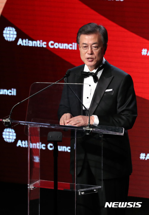 【뉴욕(미국)=뉴시스】전신 기자 =문재인 대통령이 19일 오후 (현지시각) 뉴욕 인트레피드 해양항공우주박물관에서 대서양협의회 세계시민상을 수상한 뒤 연설하고 있다. 2017.9.20  photo1006@newsis.com