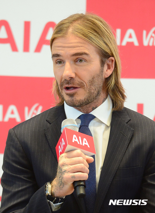 【서울=뉴시스】권현구 기자 = 축구스타 데이비드 베컴이 20일 오전 서울 송파구 잠실 롯데월드타워에서 열린 'AIA생명 헬스&웰니스 리더스 서밋 기자간담회'에 참석해 취재진 질문에 답변하고 있다. 2017.09.20. stoweon@newsis.com