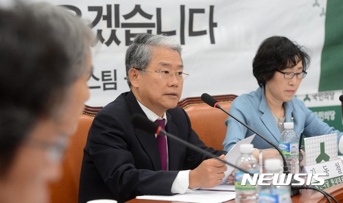 【서울=뉴시스】홍효식 기자 = 국민의당 김동철 원내대표가 20일 오전 서울 여의도 국회에서 열린 통합물관리 사회적 합의를 위한 전문가 간담회에 참석해 모두발언을 하고 있다. 2017.09.20. yesphoto@newsis.com