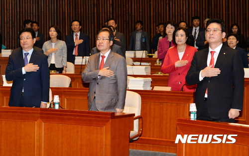 【서울=뉴시스】배훈식 기자 = 20일 오전 서울 여의도 국회 제2회의장에서 열린 자유한국당 의원총회에 참석한 홍준표 대표를 비롯한 지도부와 의원들이 국민의례를 하고 있다. 왼쪽부터 이철우 최고위원, 홍 대표, 정우택 원내대표. 2017.09.20. dahora83@newsis.com