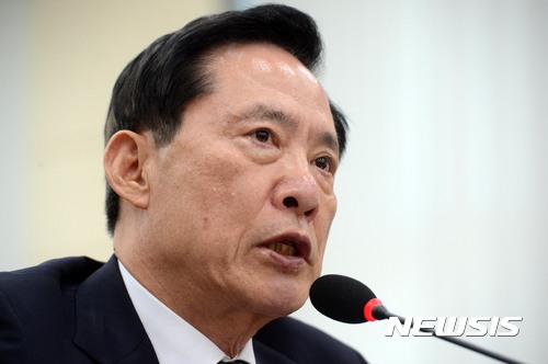 【서울=뉴시스】홍효식 기자 = 20일 오후 서울 여의도 국회 국방위원회 회의실에서 열린 전체회의에 참석한 송영무 국방부 장관이 의원들의 질의에 답하고 있다. 2017.09.20. yesphoto@newsis.com