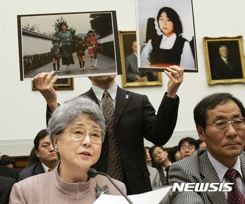 【뉴욕=AP/뉴시스】 도널드 트럼프 미국 대통령이 19일(현지시간) 유엔 총회 연설에서 13세 때 북한에 납치된 일본인 요코타 메구미(横田めぐみ)에 대해 언급한 것과 관련, 메구미의 어미니인 사키에(早紀江·81·왼쪽)씨가 납치 문제에 대해 언급해준 트럼프 대통령에 대해 "고맙다. 큰 기회가 될 것으로 생각한다"며 감사를 표했다. 사진은 지난 2006년 4월 27일 사키에 씨가 미 의회를 방문해 납북된 딸의 귀환을 호소하는 모습이다. 뒷편으로 납북되기 전 메구미의 모습이 담긴 사진이 보인다. 2017.09.20.
