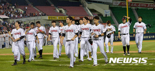 【서울=뉴시스】박주성 기자 = 20일 오후 서울 잠실야구장에서 열린 2017 KBO 리그 한화 이글스 대 LG 트윈스의 경기, LG가 2대1로 패한 후 팬들에게 인사를 하고 있다. 2017.09.20. park7691@newsis.com