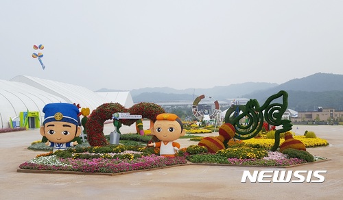 【제천=뉴시스】강신욱 기자 = 22일부터 다음 달 10일까지 열리는 2017제천국제한방바이오산업엑스포가 21일 개막 하루를 앞두고 있다. 사진은 공식마스코트 박달이와 금봉이가 꽃 정원에서 관람객을 맞이하는 충북 제천시 왕암동 엑스포 행사장. 2017.09.21. ksw64@newsis.com 