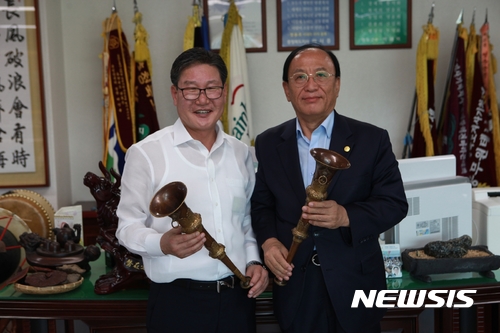 【영동=뉴시스】이성기 기자 = 국민을 찾아가는 국악운동을 벌이고 있는 '풍류애' 이재준 총무(오른쪽)가 지난 20일 오후 영동군청을 찾아 박세복 군수에게 국악기와 중국악기 5점을 또 기증했다.2017.09.21(사진=영동군 제공) sklee@newsis.com 