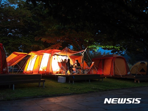 【제주=뉴시스】제주도 서귀포시 중문관광단지 천제연공원 내 위치한 중문진실캠핑장. 10월21일, 10월28일, 11월4일 등 3차례에 걸쳐 문화관광파티가 열린다. (사진=제주관광공사 제공) photo@newsis.com