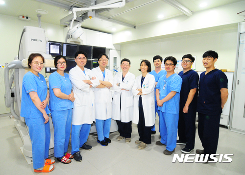 【포항=뉴시스】강진구 기자 = 경북 포항성모병원은 오는 26일 오후 1시 마리아홀에서 '제4회 심장의 날 기념 시민건강강좌'를 개최한다고 21일 밝혔다.사진은 포항성모병원 심혈관센터 의료진.2017.09.21.(사진=포항성모병원 제공) photo@newsis.com